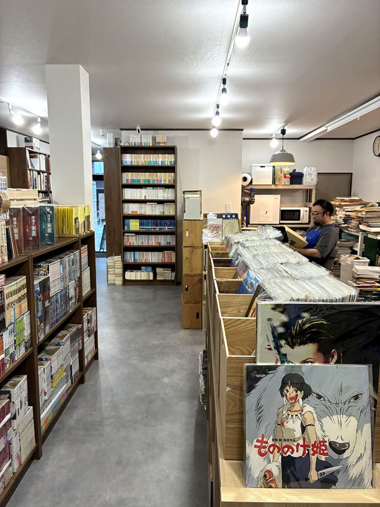 古本屋しろくま堂店内