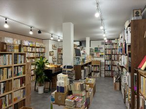 古本屋しろくま堂店内